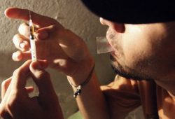 Epidemi Opioid Dorong Pengguna Narkoba Beralih ke Jarum Suntik