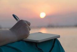 Menulis, Resep Jitu Tangkal Kesepian dan Gangguan Kesehatan