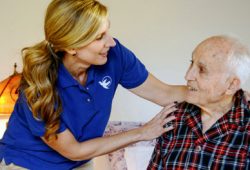 Mengelola Sindrom Sundowning, Ketika Lansia Uring-uringan di Malam Hari